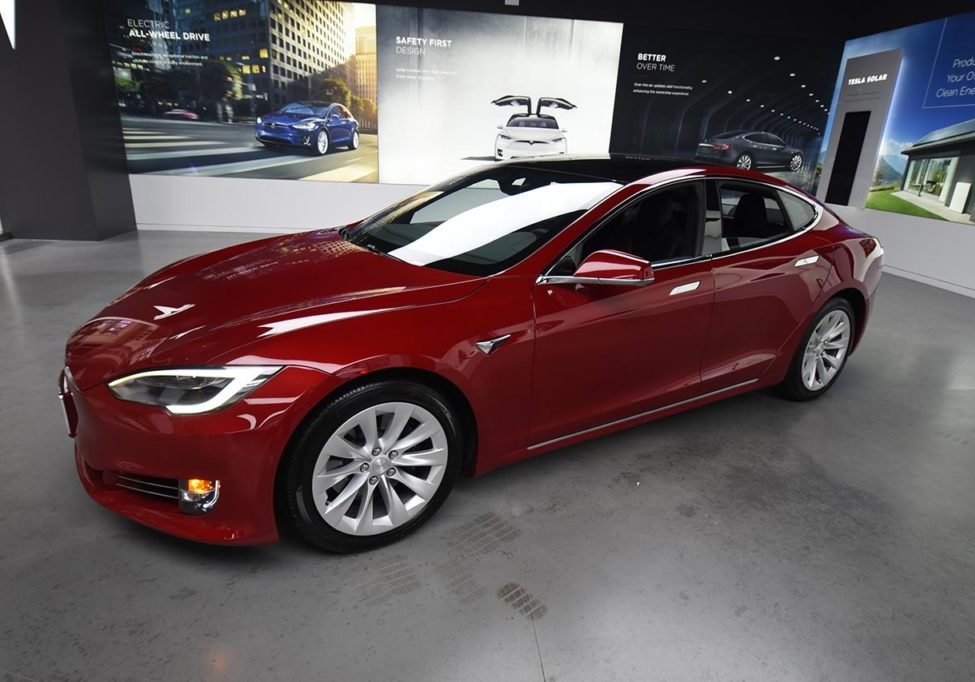Tesla-faces-lawsuits-and-investigations-over-Autopilot-car-accidents-FEATURED Tesla faces lawsuits and investigations over Autopilot car accidents